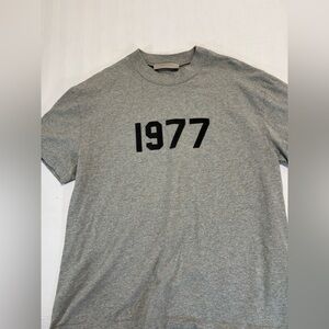 Essentials Fear of God “1977” Tee – Size S
